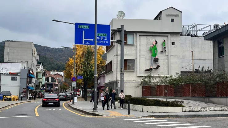 三清洞公廁對面建築物牆面的藝術裝置