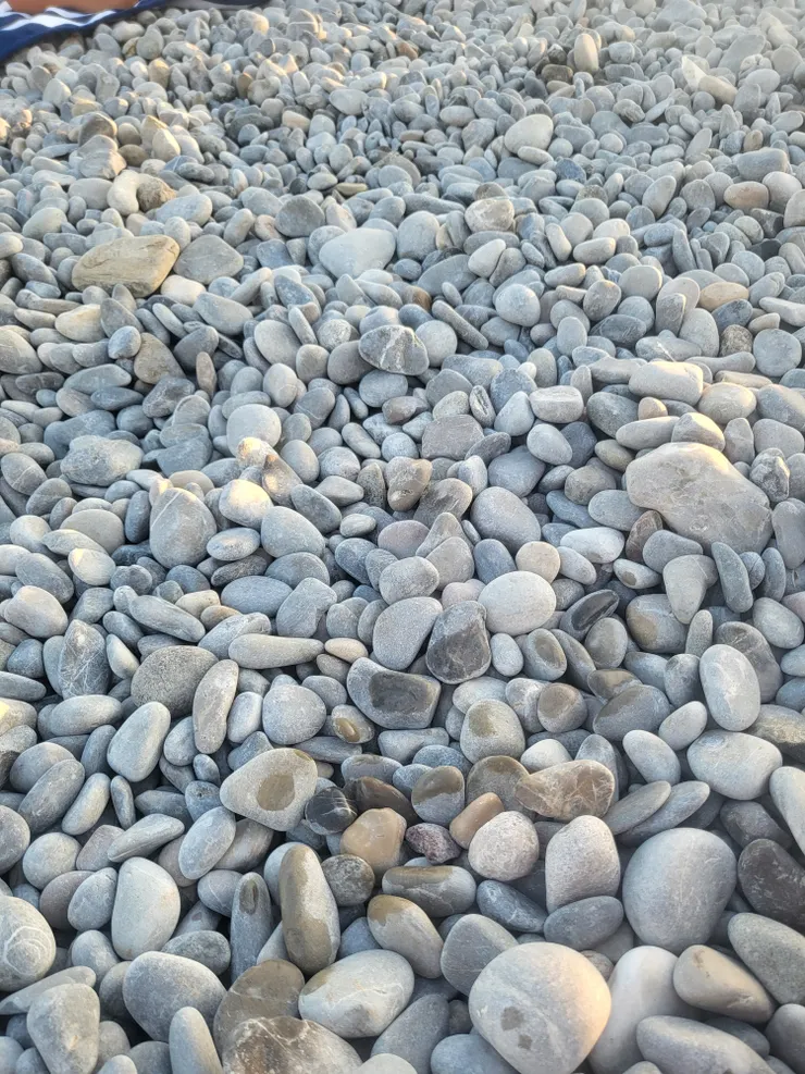 鵝卵石灘坐久好痛，但好處是不會髒