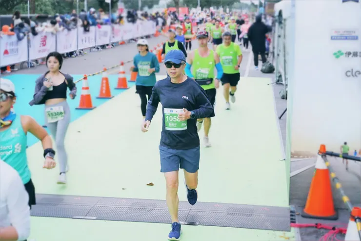 跨過終點的那刻,所有的雜念都沒了。