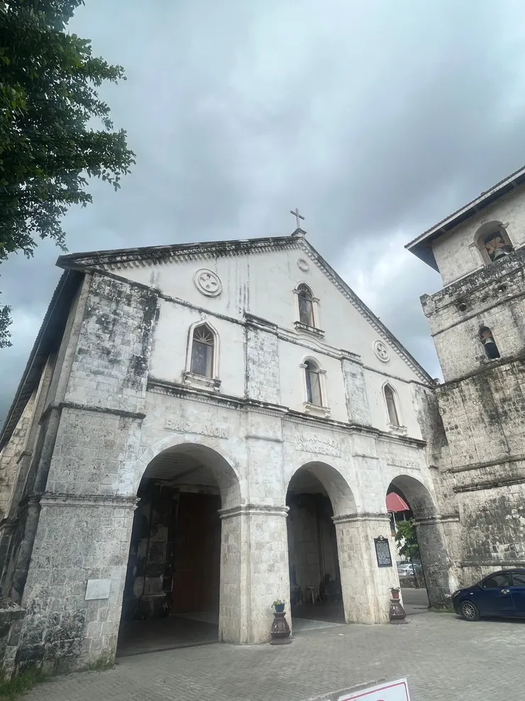 路過的聖母無原罪大教堂，裡面很漂亮，剛好有人在舉辦喪禮