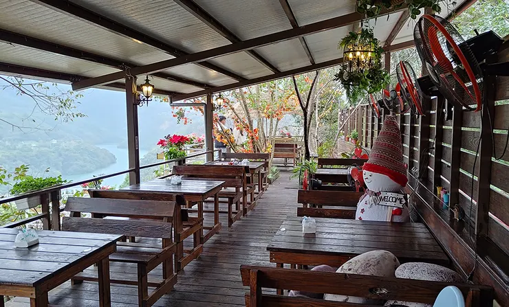 右側的半露天座位區