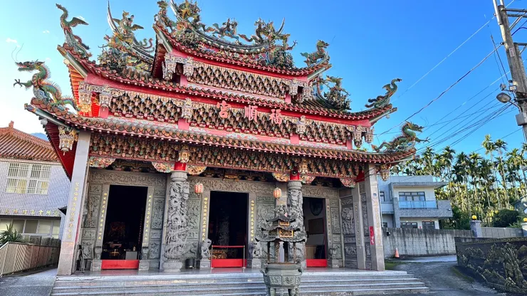 屋脊上交趾陶及剪黏工藝（圖片截圖於網路）