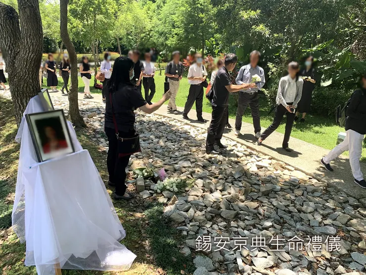 優雅樂音陪伴親友送別