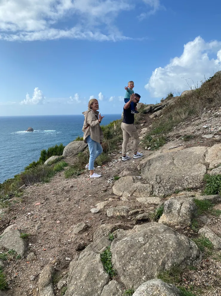 多麼可愛的一家人，結果下一秒孩子就抓不到力道往爸爸太陽穴敲下去（肯定超痛的呀呀呀）