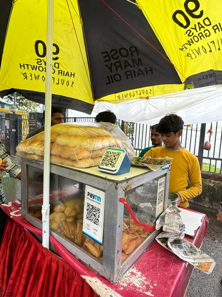 賣Vada pav的小攤販