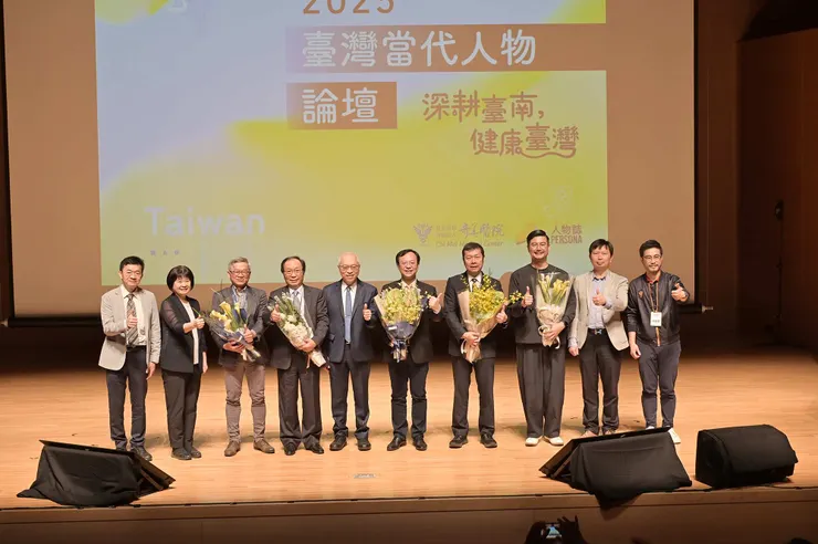 圖說：《2025臺灣當代人物論壇》由人物誌創辦人唐源駿（右三）與總統府國策顧問陳志鴻（左四）、國科會主委吳誠文（左三）、衛福部長石崇良（右五）及奇美醫院院長林宏榮（右四）暢談智慧醫療未來願景，奇美醫院團隊特別上台獻花致意。（資料來源：人物誌）