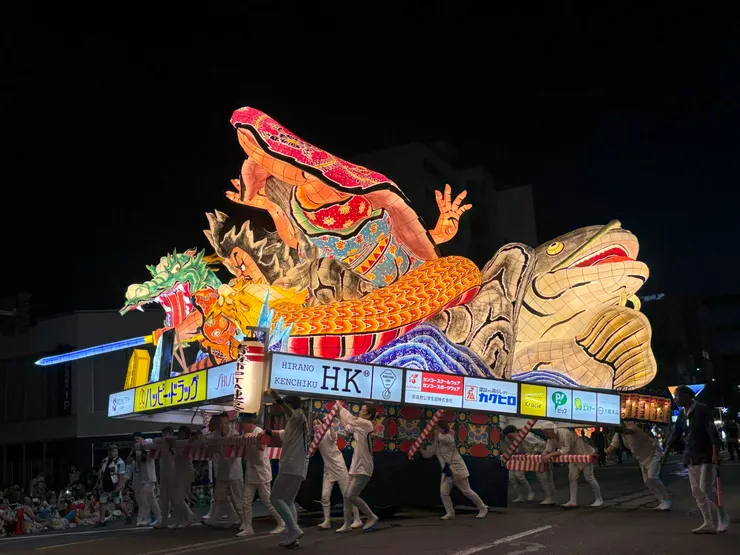 睡魔燈車旋轉非常壯觀