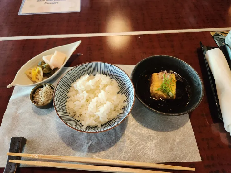 簡單的白飯配醃菜，白飯很香、很Q，搭配醃菜剛剛好