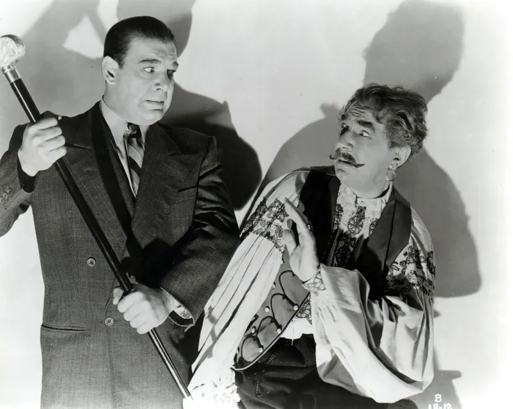 右為飾演羅姆人Bela的Bela Lugosi，可憐的Lugosi再次演了散播異端病毒的禍首。
