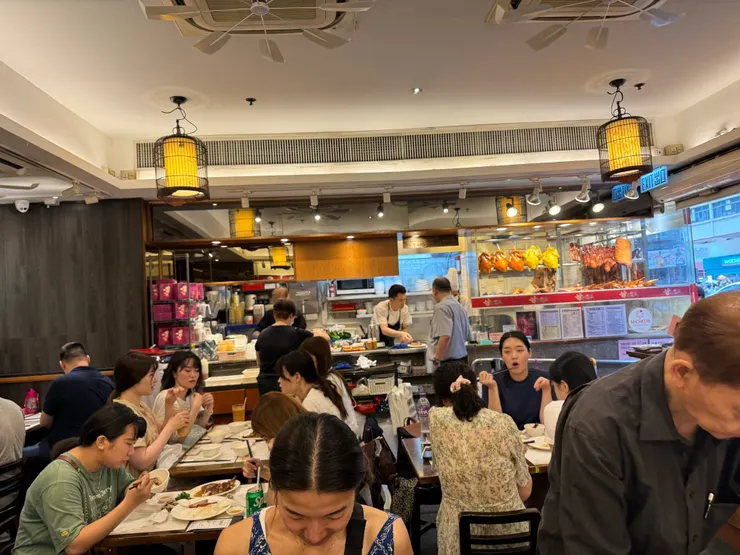 店內十分狹小，進來瞬間明白為何要等這麼久