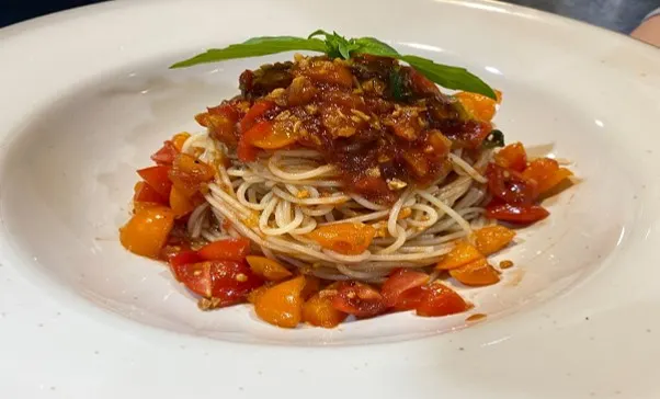 清爽的番茄天使麵，添加了豐富的蔬食以及減醣的澱粉，讓健康更簡單更美味！