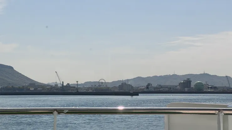 在船上遠遠可見工業機具佈滿海景第一排