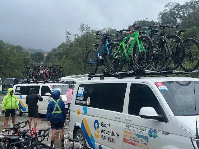 天氣冷，有很多女社友先上遊覽車，所以很多自行車上架了