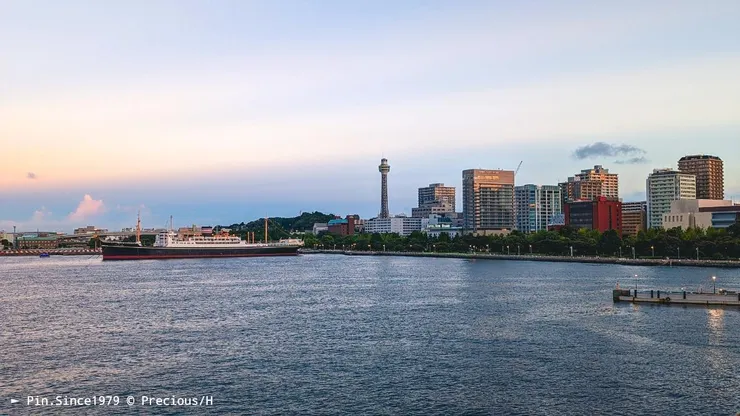 大棧橋上景致：二戰期間的醫療艦「冰川丸」，現為博物館船用於公開展覽。