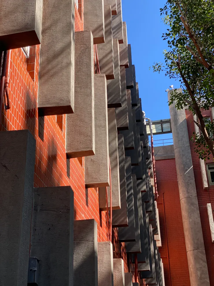 垂直的律動線條，帶有王大閎的火箭升空想像