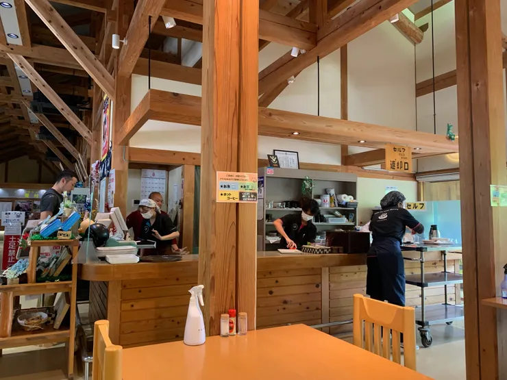 賣店後面的可以吃午餐的小店，我們中午就在這邊吃。