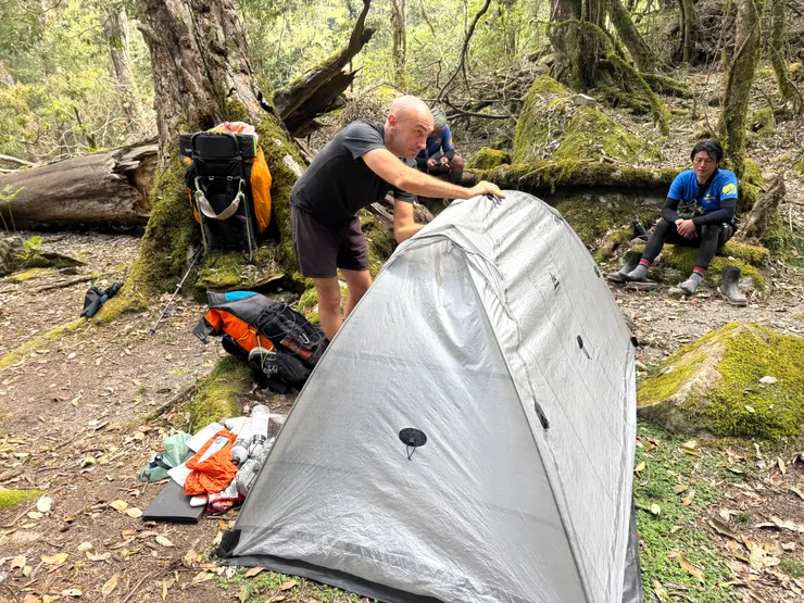 遇到剛起床在收拾營帳的法國人。