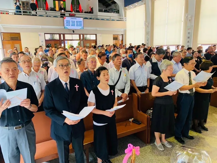 【追思禮拜，唱詩：奇異恩典。】