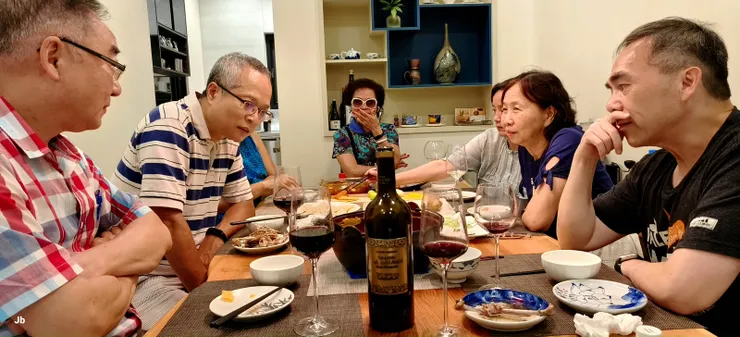 【席間聊天!大妖說他已半退休,鴨嫂透露鴨子將於10/1優退,我和易皇明年退。這時已開瓶南法波姆酒莊金牌菲圖紅酒。】