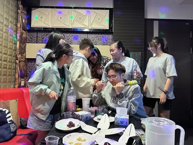 和學生一起去唱歌🎤看得出誰是老師、誰是學生嗎？