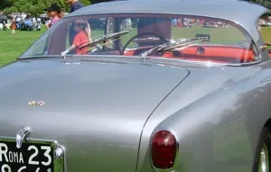 除了雙後雨刷外，這台獨特的 GT 還配備了可折疊的地圖托盤、環境溫度計和高度計。