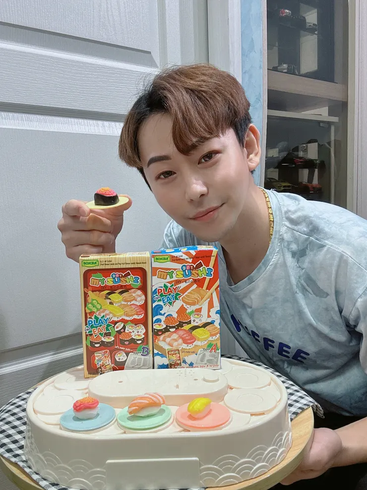 📌 我覺得它最適合 ✔ 親子一起玩 ✔ 聚會拿出來炒氣氛 ✔ 想找點不無聊的小零食  而且在 7-11 就買得到，臨時想買都ok 邊玩邊吃真的會不小心把一盒吃完😆