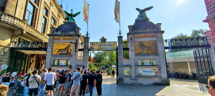 【隔壁動物園創立超過一百八十年 除卻珍禽異獸保護級廳舍亦可觀！入口正面。】
