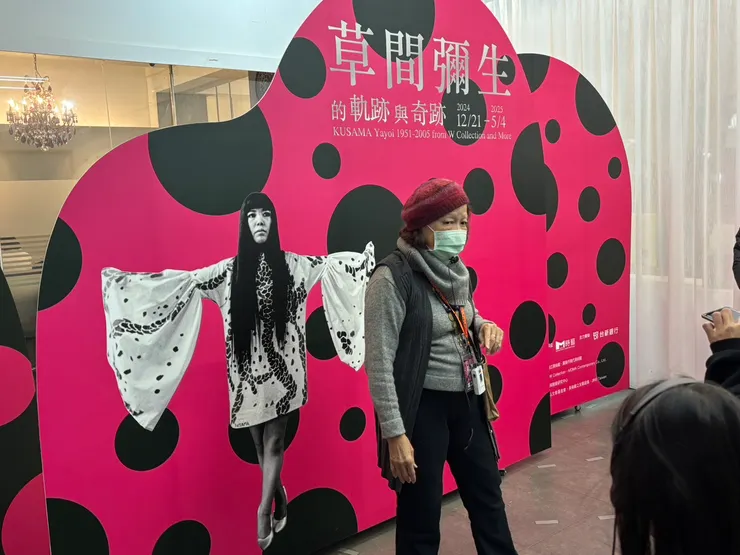 導覽老師解說本特展展品主要來是收藏家W Collection獨到的收藏視野