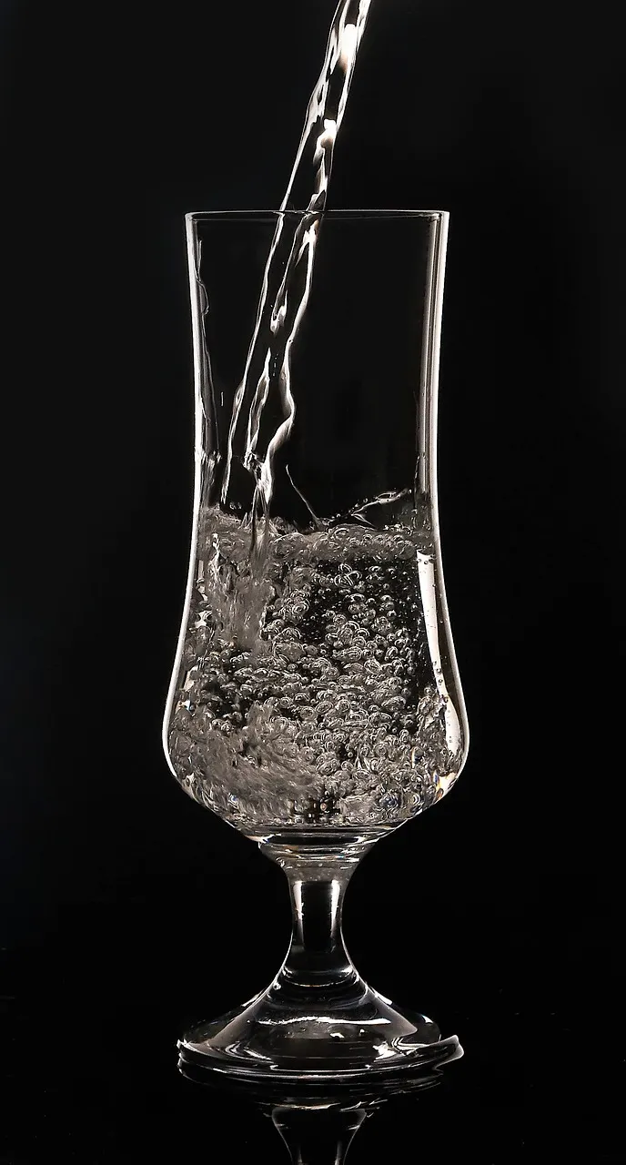 看到這杯水，你(直覺)會怎麼描述它呢?