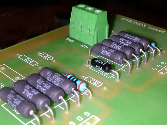 裝這幾顆電阻時建議稍微離開電路板，他們在工作時可是熱得手都不能碰