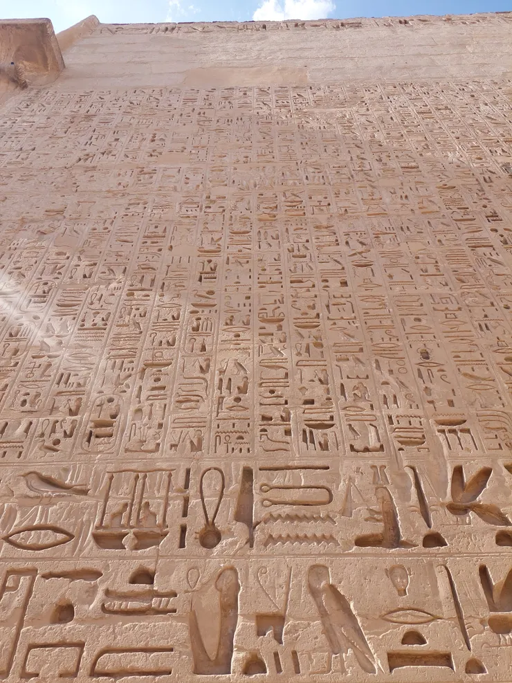 所有象形文字被深深鑿進整座神廟裡- Temple of Medinet Habu(哈布城)-