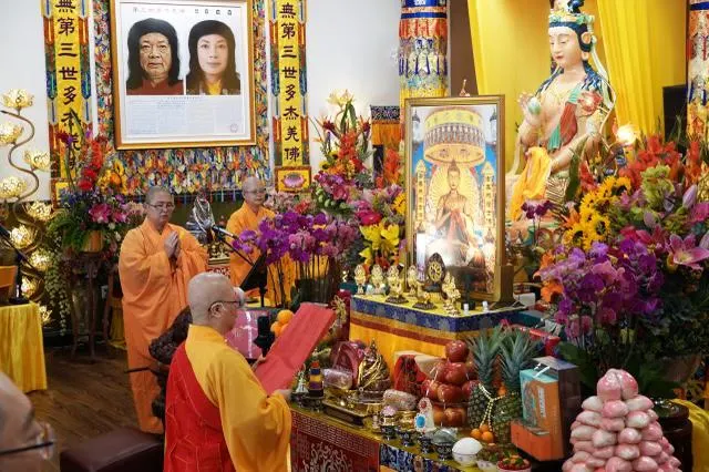 法會禮請華藏寺住持聖德若慧孺尊擔任主法