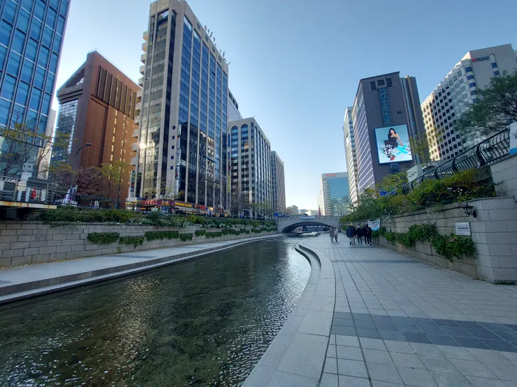 串聯好客廣場、LoL Park和光化門廣場的清溪川