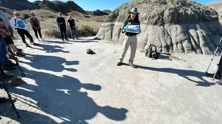 導遊解說著地形如何形成