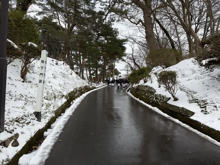 久保田城松下門跡。遇上棒球隊的訓練。