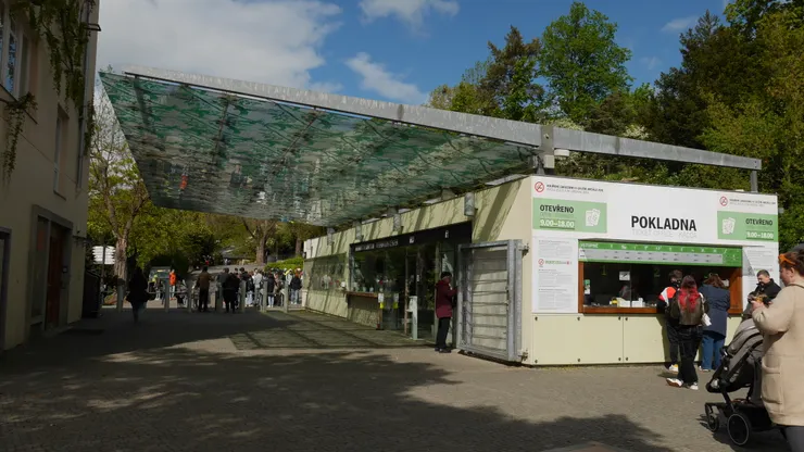 再從Nádraží Holešovice轉112或234公車就到動物園了