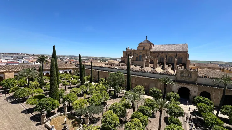 噴泉沒有水，橘子樹沒有橘子。