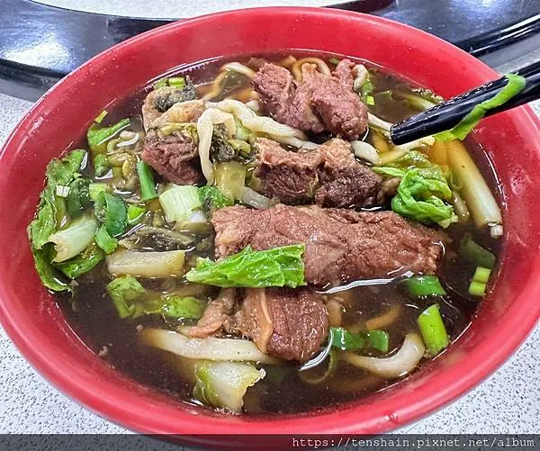 【花蓮新城-台灣牛肉麵】綠葉勝紅花，排骨飯比牛肉麵更好吃！