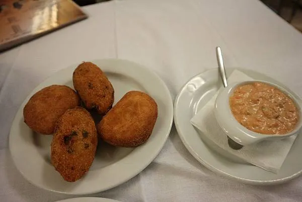 而且這前菜可不是免費送你,都是要收費的喔,若不吃可以請服務生收走沒關係