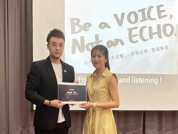 國立清華大學 - 清華書院 商雅婷博士 ( 右 ) 致贈 潘偉亷顧問 ( 左 ) 感謝狀與花束。