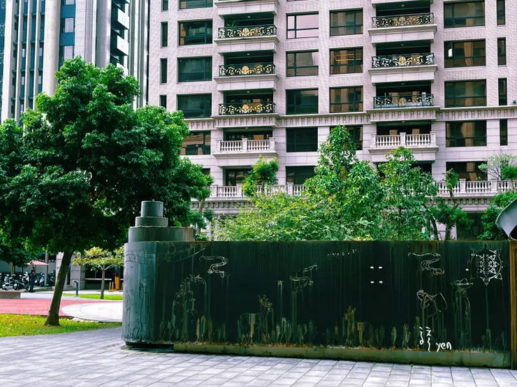 藝文特區綠廊停車場外牆斑駁的藝術牆面