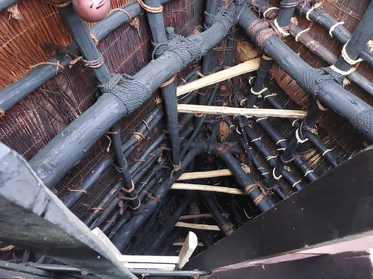 三樓就很接近屋頂了，整個空間變得很狹小，但也可以很清楚的看到屋頂的架構