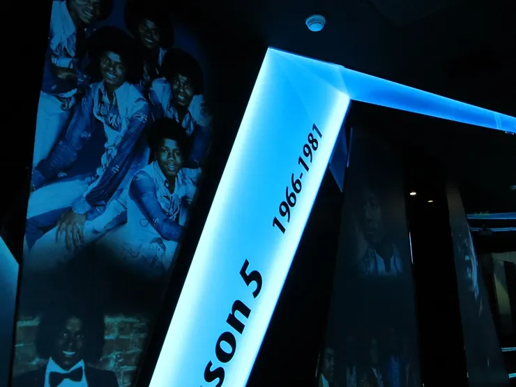 時光隧道感覺很科幻。MJ的每個時期都用這種藍光燈槽分隔和顯示，牆上則是MJ該時期的照片。