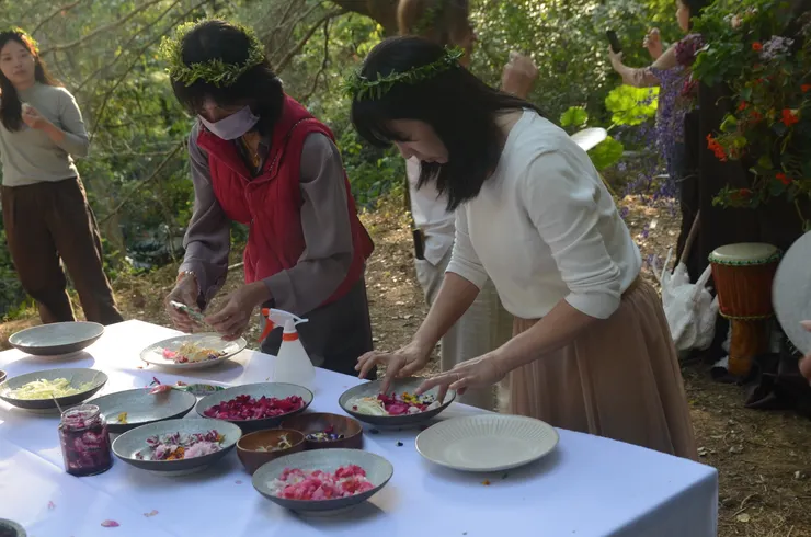 將各種最柔嫩的春花，包起來大快朵頤