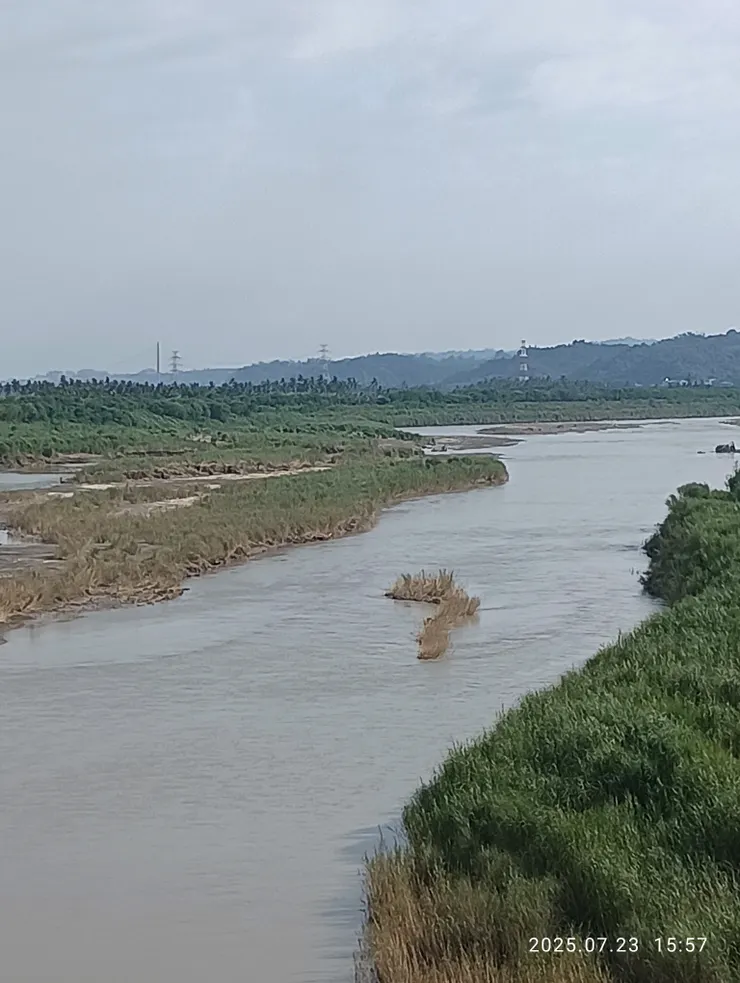 立於溪州橋上眺望旗山溪，自拍攝