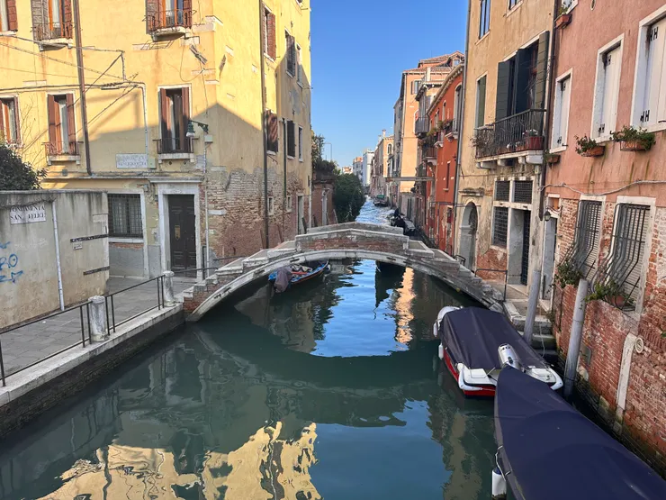 一座只有拱的橋。