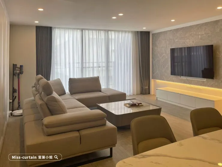 大型的影視空間特別適合蛇型簾,氣派又大方。【misscurtain窗簾小姐實際案例】