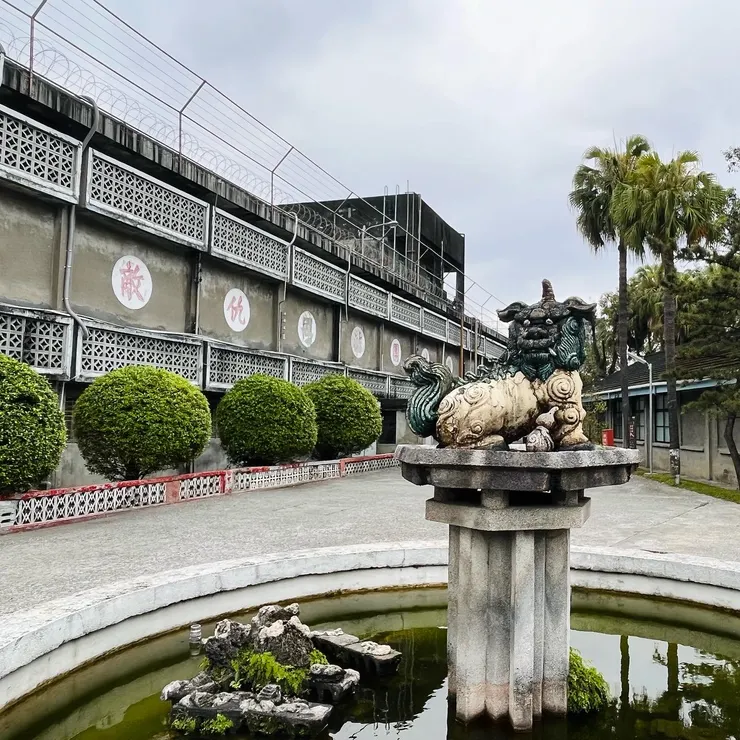 獬豸為傳說中愛主持正義的神獸，神獸的正前方即為「公正．廉明」的標語，有個說法是獬豸不願直視虛偽，而把頭撇向一旁。