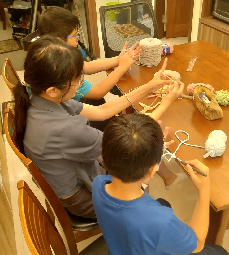 兩兄弟一起學編織