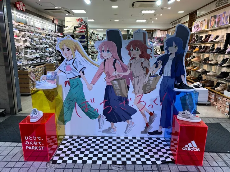 本想好好逛逛下北澤可惜時間不夠，但不愧是聖地，到處都可以看到四人身影